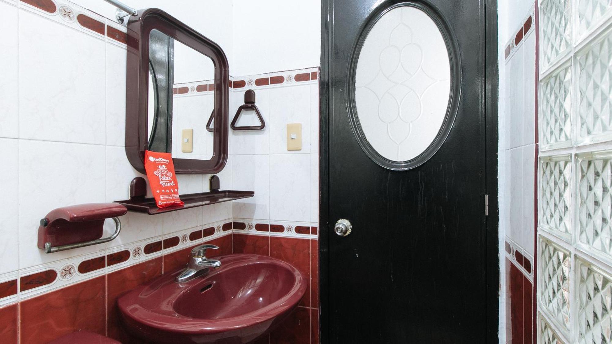 Reddoorz At Plus Villa Gloria Taguig Exterior photo
