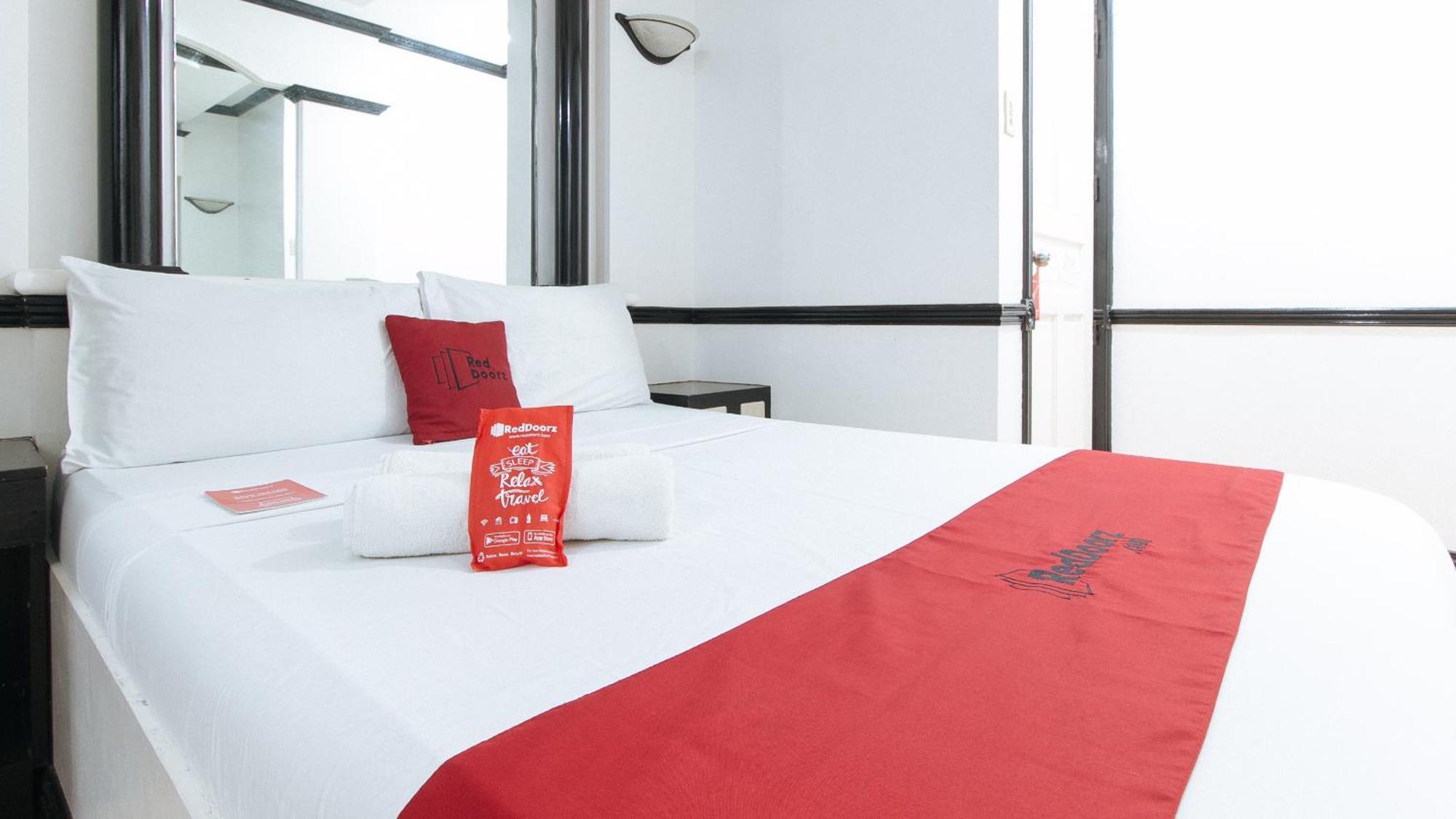 Reddoorz At Plus Villa Gloria Taguig Exterior photo